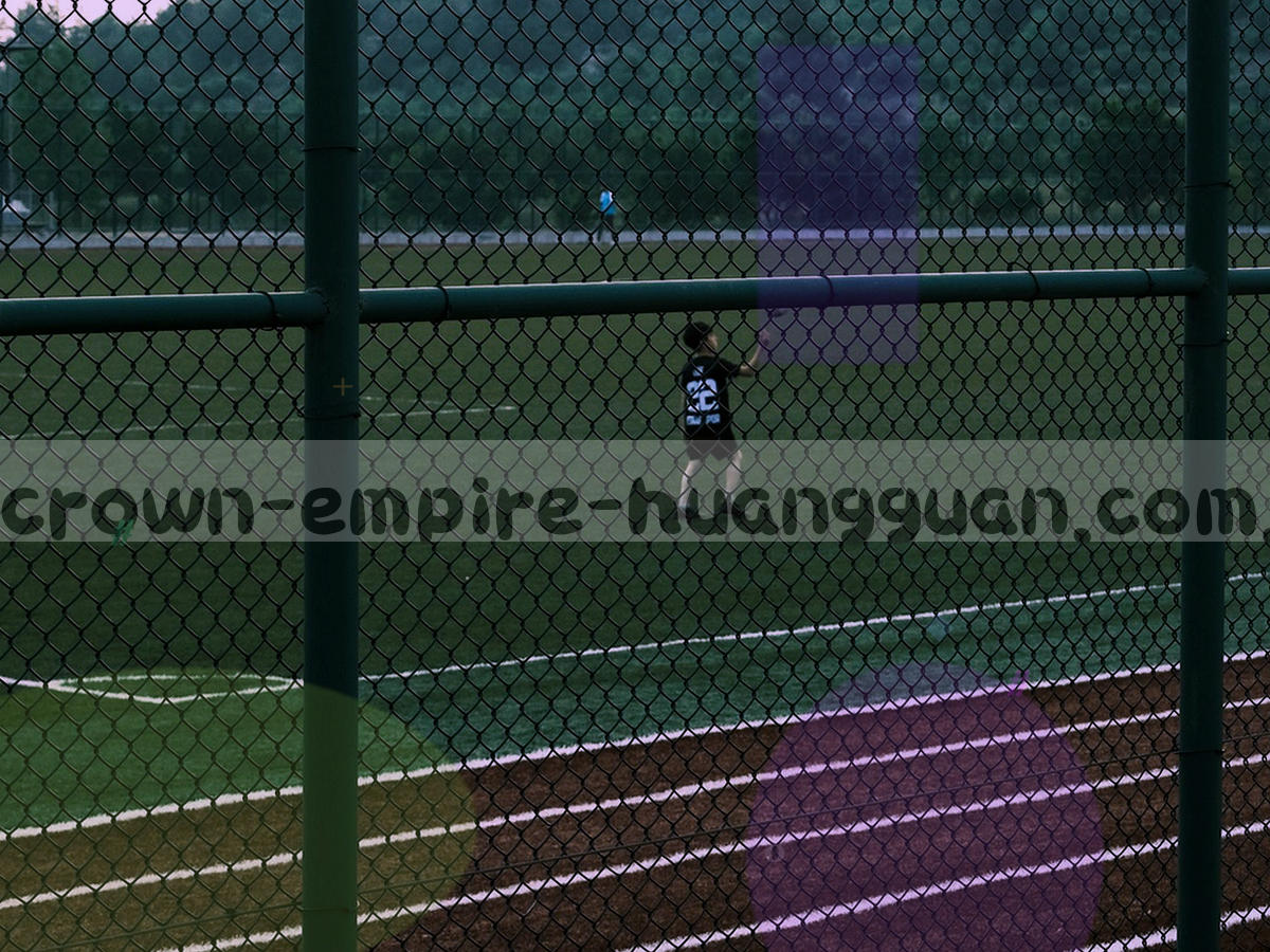 暗调桌面上叠放的纸张与标签卡，画面中无人物面孔